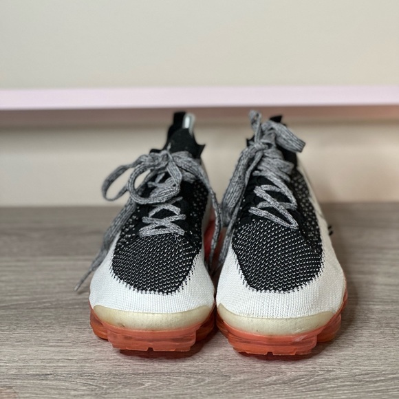 Nike Air VaporMax Flyknit Womens Size 9.5 - Picture 3 of 5